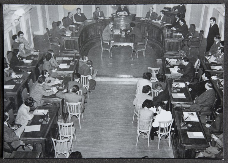 Reggio Emilia, 1955, Sala del Tricolore, Festeggiamenti per l'80° di Alcide Cervi, tavolo dei relatori e pubblico seduto